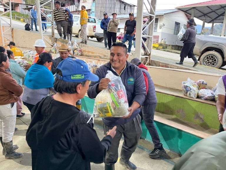 Entrega de kits humanitarios